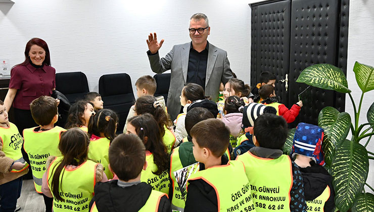 Başkan Ustaoğlu, minik misafirlerini ağırladı