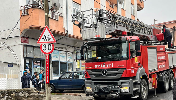 Beyşehir’de itfaiye merdiveni bu kez direğin tepesindeki kedi için uzatıldı