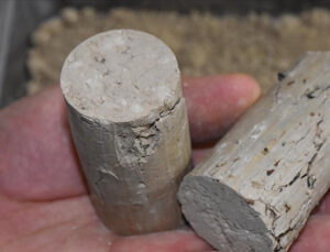 Cam, lastik ve poşet atıklarıyla dayanıklılığı yüksek yol kaplama malzemesi ürettiler