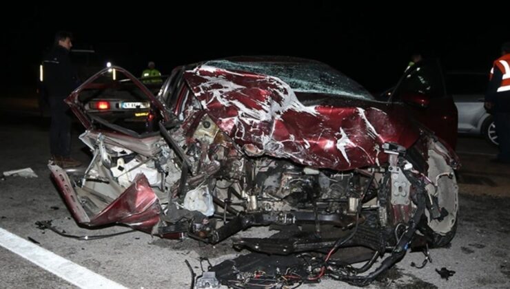 Çanakkale’de iki otomobilin çarpıştığı kazada 5 kişi öldü, 1 kişi yaralandı