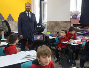 Çocuklar şivlilikle paylaşmayı ve zorbalığın kötülüğünü okula gelen robottan dinledi