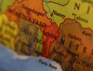 Devlet televizyonu yayınında bir grup asker, darbe yaptıklarını duyurdu