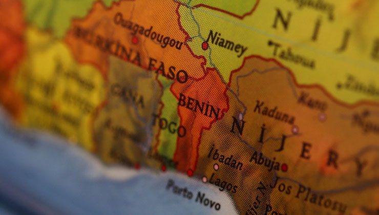 Devlet televizyonu yayınında bir grup asker, darbe yaptıklarını duyurdu