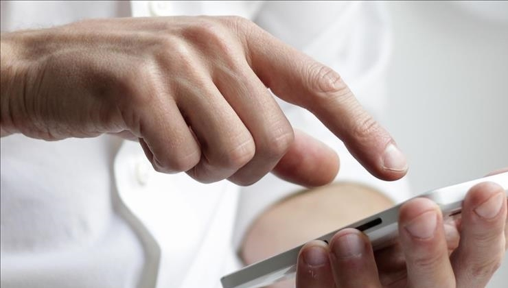 Dijitalleşmenin olumsuz etkileri “yılın kelimeleri”ne damga vuruyor