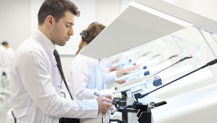 Diş hekimi adayları simülasyon merkezinde gerçek klinik deneyimi yaşıyor