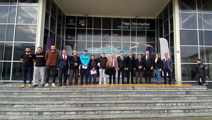 Dünya Görmeyenler Derneği üyeleri yüzme sertifikalarını aldı