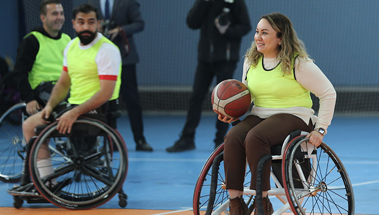Engelliler ile kurum müdürleri tekerlekli sandalye basketbol maçında karşılaştı