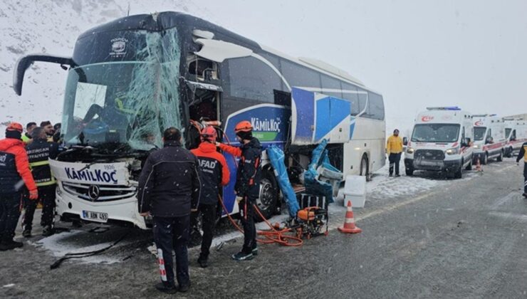 Erzincan’da otobüsün tıra çarptığı kazada 3 kişi yaralandı