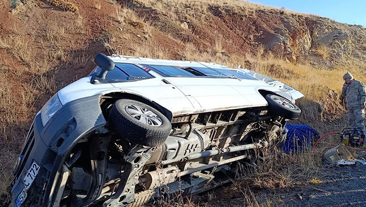 Erzurum’da öğretmenleri taşıyan servis minibüsü devrildi, 1’i çocuk 7 kişi yaralandı