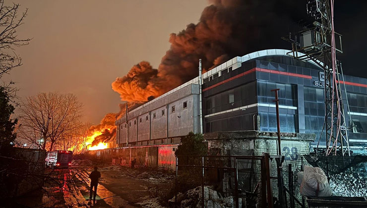 Esenyurt’ta çıkan fabrika yangınına müdahale sürüyor