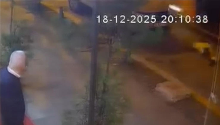 Eyüpsultan’da İETT şoförünün tartıştığı bisikletliye çarpıp kaçması kamerada