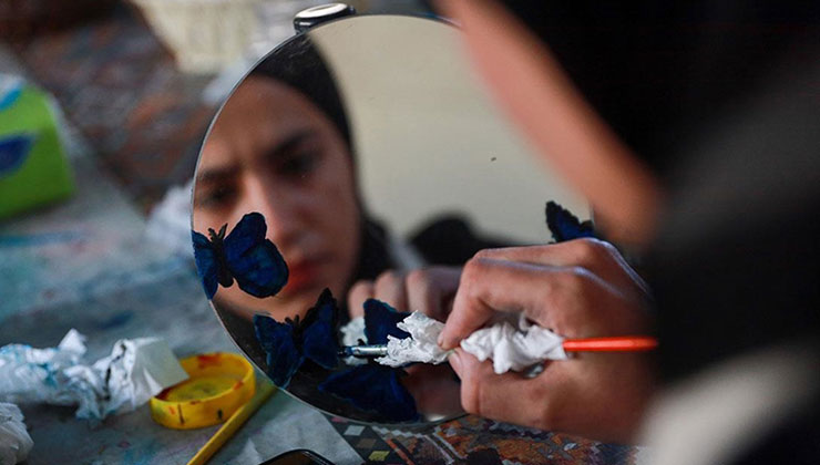 Gazzeli kadın, bölgedeki kızları savaşın “gri” atmosferinden çıkarmak için el işi atölyesi kurdu