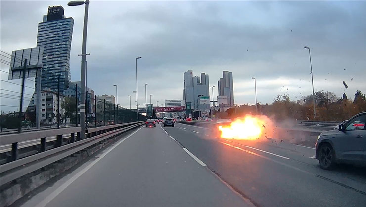 İstanbul’da otomobilin bariyerlere çarpıp, motorunun alev alması araç kamerasında