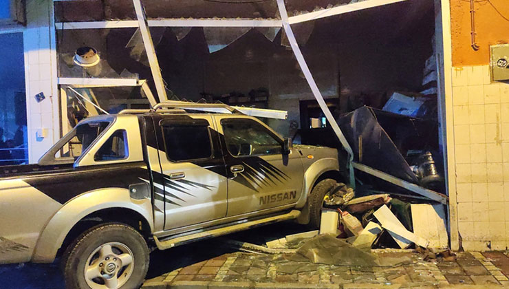 İzmir’de kontrolden çıkan pikap iş yerinin deposuna girdi