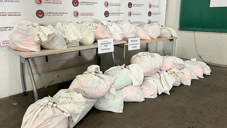 Kapıkule’de bir tırda esrar ve çok sayıda uyuşturucu hap ele geçirildi