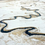 Karla beyaza bürünen Göle Ovası’ndaki menderesler dronla görüntülendi