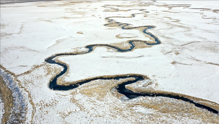 Karla beyaza bürünen Göle Ovası’ndaki menderesler dronla görüntülendi