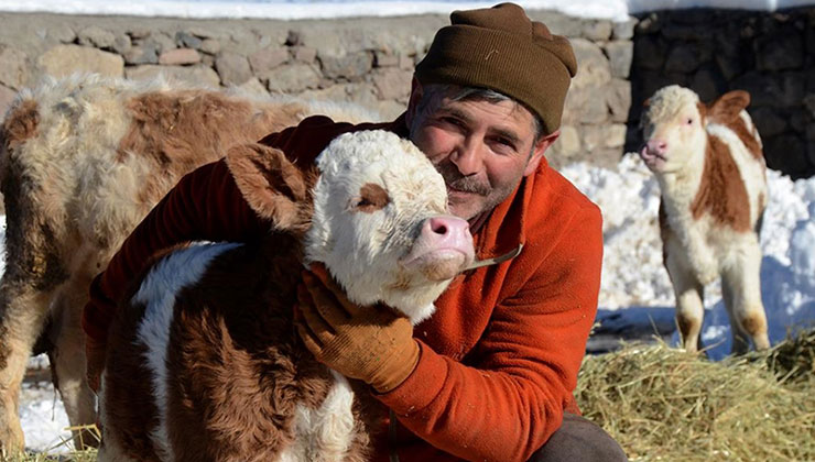 Kars’ta besiciler sıfırın altında 10 derecede zorlu mesai yapıyor