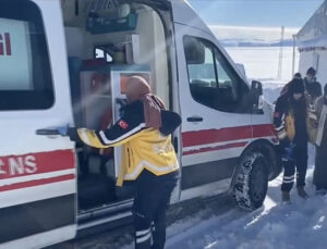 Kars’ta yoğun kar nedeniyle köyde mahsur kalan hasta ekiplerce kurtarıldı