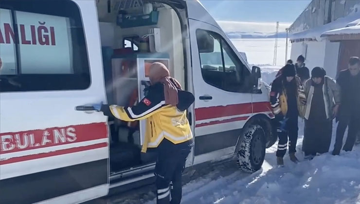 Kars’ta yoğun kar nedeniyle köyde mahsur kalan hasta ekiplerce kurtarıldı
