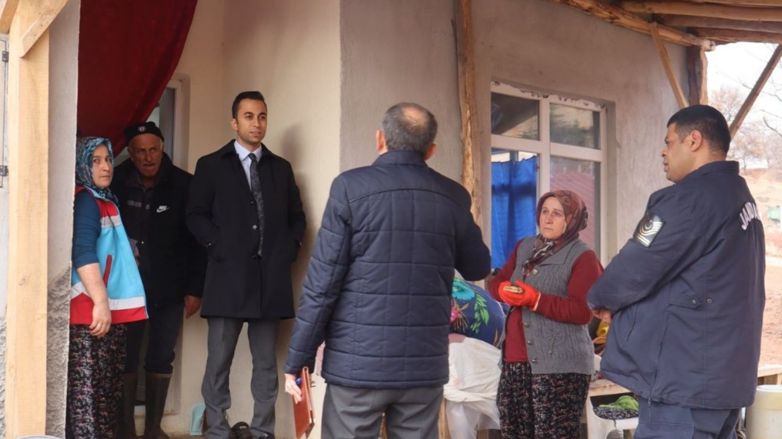 Kaymakam Güner vatandaşları dinliyor