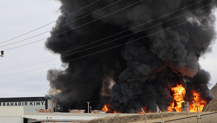Kırıkkale OSB’de bir fabrikada çıkan yangına müdahale ediliyor