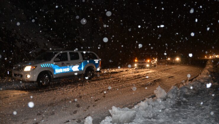 Konya-Antalya karayolunda kar yağışı 10 santimetreye ulaştı