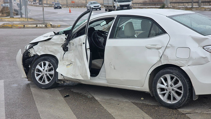 Konya kara yolunda tır ile otomobil çarpıştı: 4’ü hakem 5 yaralı