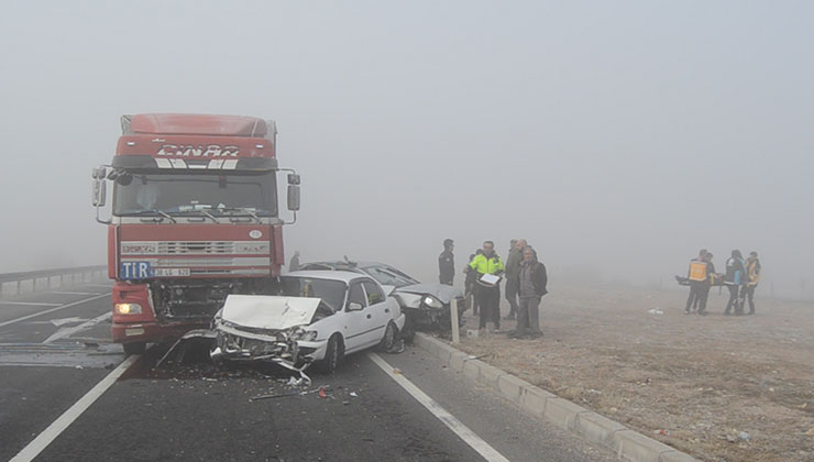 Konya yolunda tır, kırmızı ışıkta duran 4 araca çarptı