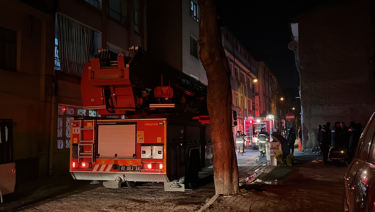 Konya’da 3 katlı binanın çatısında yangın paniği
