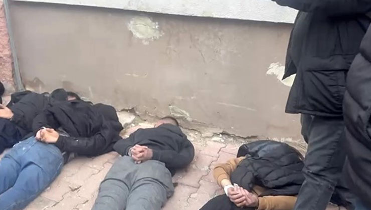 Konya’da aranan şahıs yakalanacağını anlayınca arkadaşlarıyla polise direndi