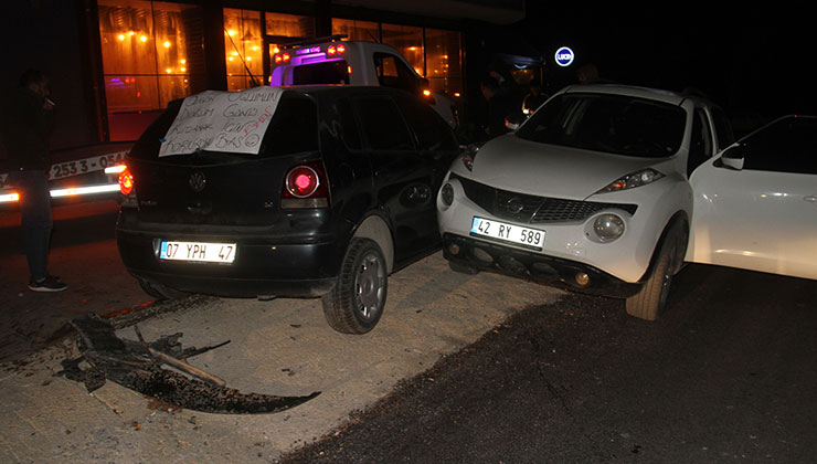 Konya’da bahçe duvarına ve park halindeki araca çarpan otomobildeki 4 kişi yaralandı