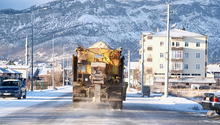 Konya’da belediye ekiplerinden buzlanmaya karşı solüsyon çalışması