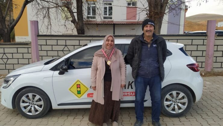 Konya’da çocukluk hayali olan ehliyete 60 yaşında kavuştu