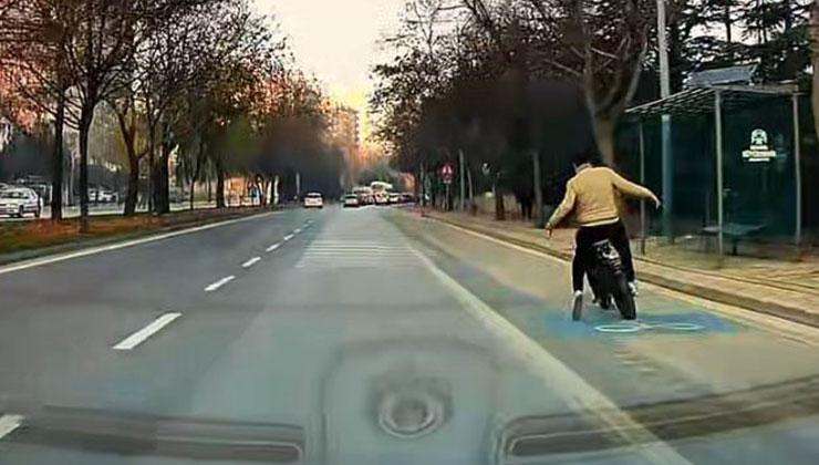 Konya’da eli cebinde bisikletle giderken araba altında kalmaktan son anda kurtuldu