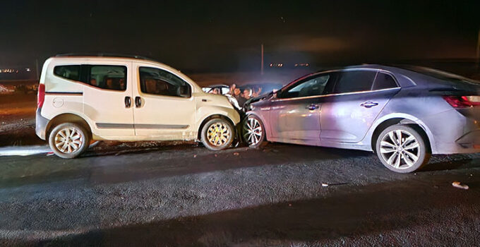 Konya’da hafif ticari araç ile otomobilin çarpıştığı kazada 8 kişi yaralandı