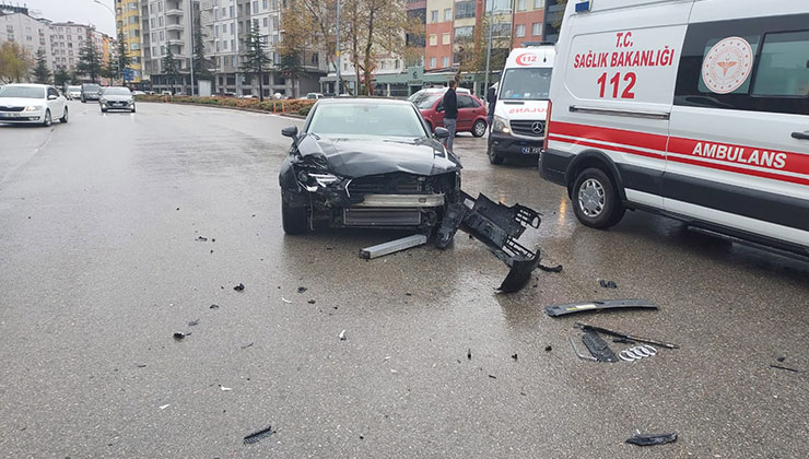 Konya’da iki otomobilin çarpışması sonucu 3 kişi yaralandı