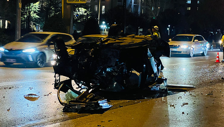 Konya’da kontrolden çıkıp ağaca çarpan otomobil alev aldı: 1’i ağır 2 yaralı