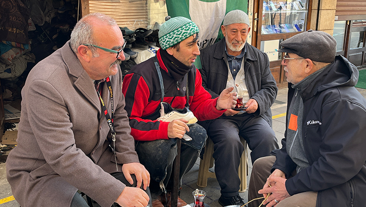 Konya’da kunduracı ile turistin yöresel ‘annouv’ imtihanı güldürdü