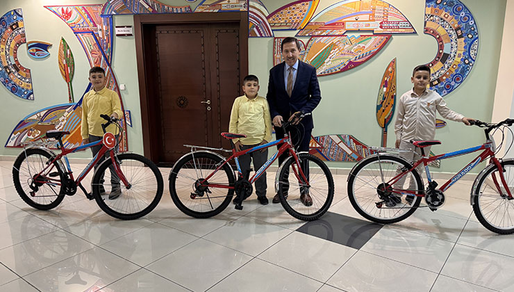 Konya’da okuldaki görüntüleri sosyal medyada ilgi çeken öğrencilere bisiklet hediyesi