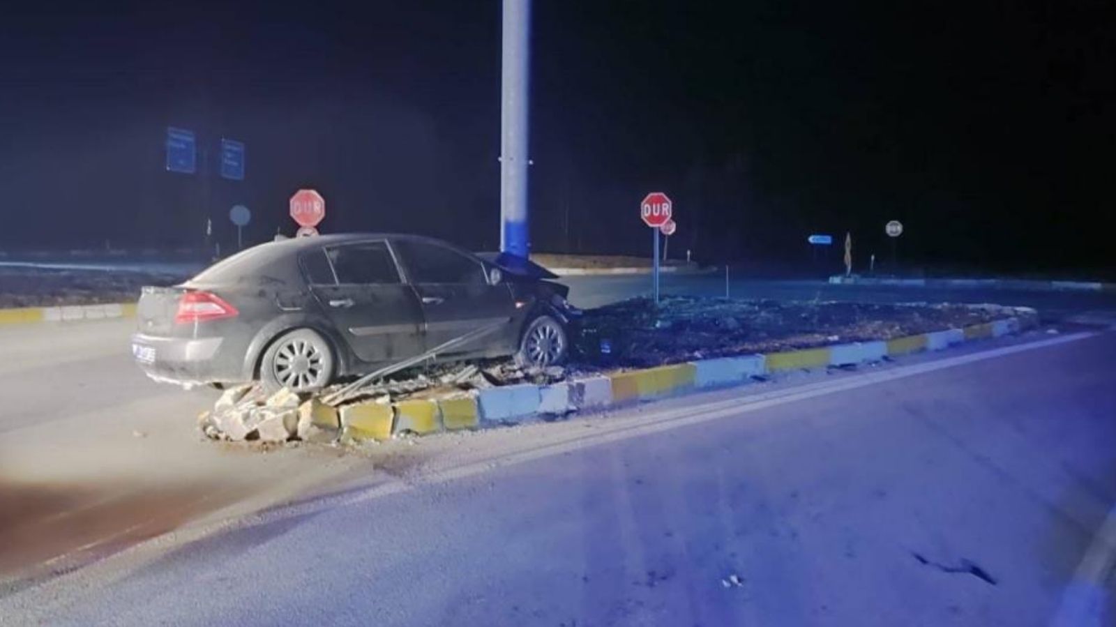 Konya’da otomobil refüje çıktı: 3 yaralı