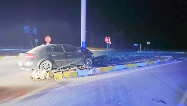 Konya’da otomobil refüje çıktı: 3 yaralı