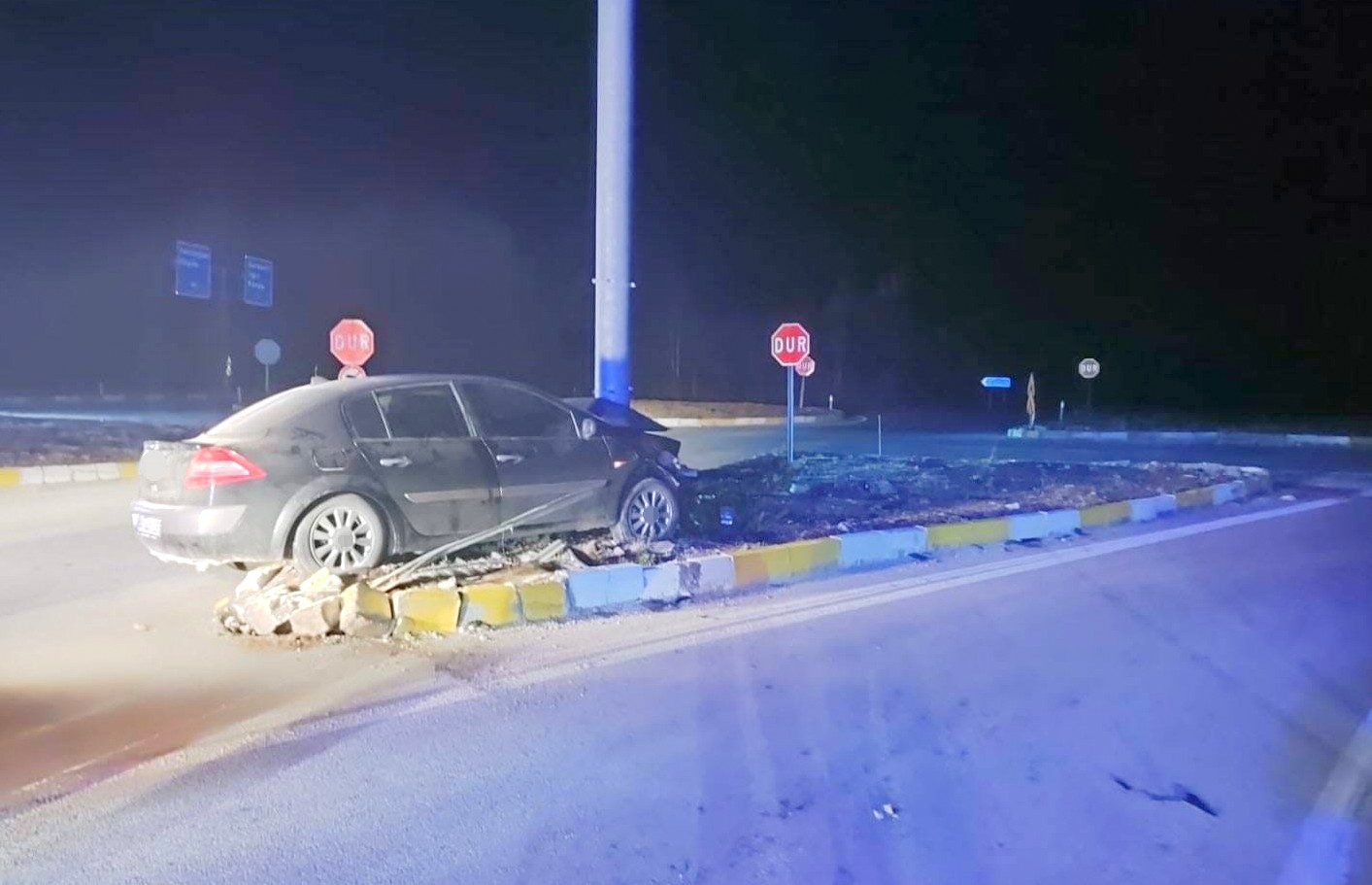 Konya’da otomobil refüje çıktı: 3 yaralı