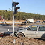 Konya’da otomobil trafik ışığı direğine çarptı: 2 yaralı
