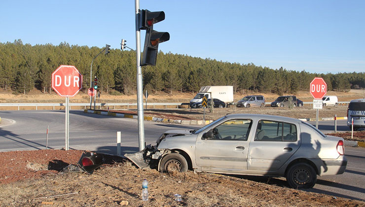 Konya’da otomobil trafik ışığı direğine çarptı: 2 yaralı