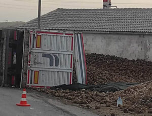 Konya’da pancar yüklü tır devrildi: 1 yaralı