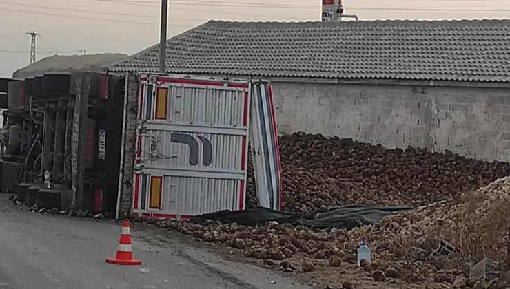 Konya’da pancar yüklü tır devrildi: 1 yaralı