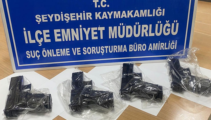 Konya’da polis şüpheli araçtan 4 ruhsatsız tabanca ele geçirdi