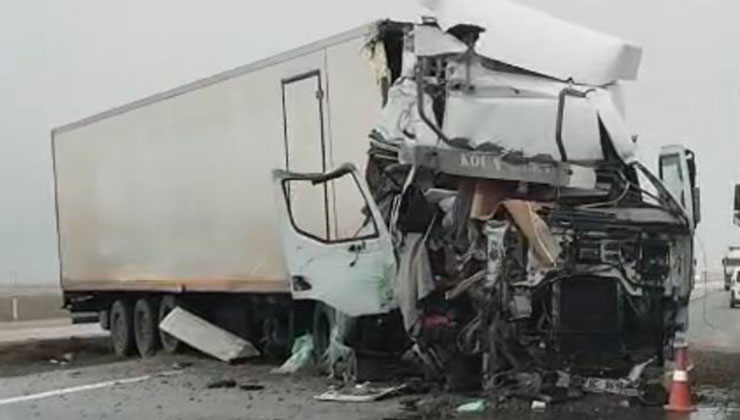 Konya’da tır yol kenarındaki tırın dorsesine çarptı: 1 yaralı