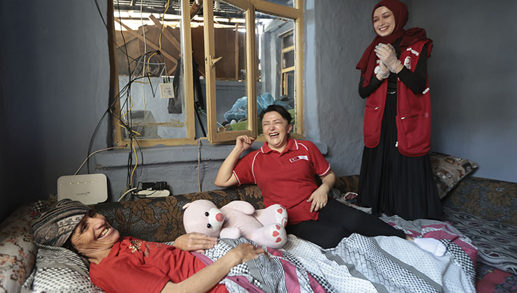 Konya’da yaşayan baba ve engelli kızı Türk Kızılayın sürpriziyle mutlu oldu